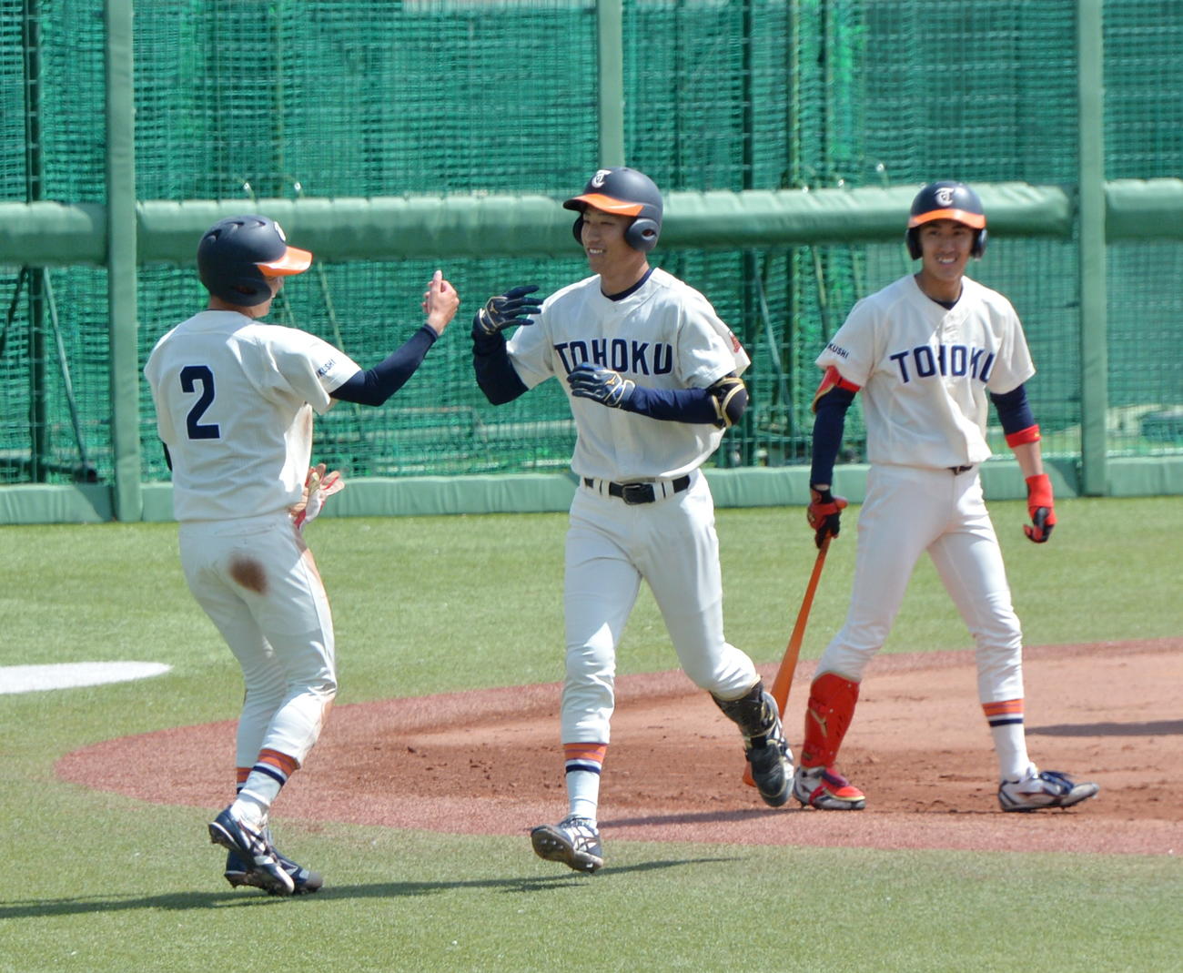 東北福祉大対宮教大　1回1死二塁、左越え2点本塁打を放ち、笑顔で生還する佐藤（撮影・濱本神威）