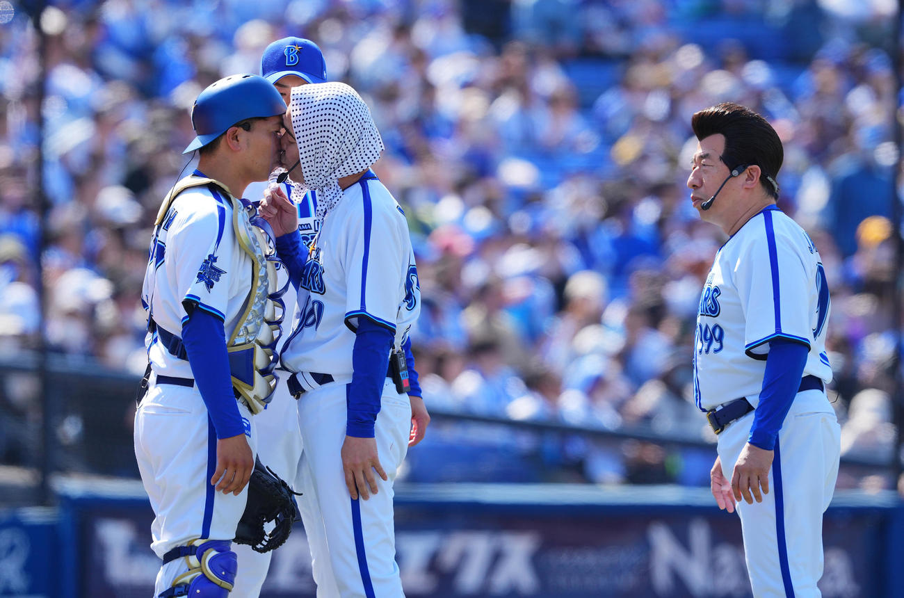DeNA対中日　試合前セレモニアルピッチで投げるも打者入江大生（左から2人目）に打ち返されたダチョウ俱楽部の肥後克広（中央）は激高し高城俊人ブルペン捕手に詰め寄りキスする。右は寺門ジモン（撮影・垰建太）