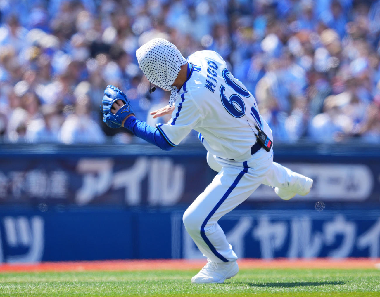 DeNA対中日　試合前セレモニアルピッチで投げるも打者入江に打ち返され打球を避けるダチョウ俱楽部の肥後克広（撮影・垰建太）