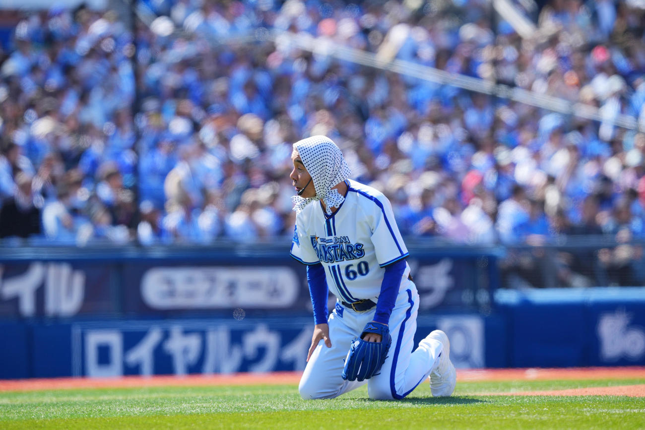 DeNA対中日　試合前セレモニアルピッチで投げるも打者入江大生に打ち返され激高するダチョウ俱楽部の肥後克広（撮影・垰建太）