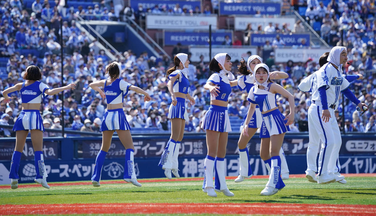 DeNA対中日　試合前セレモニアルピッチにディアーナと恒例の芸を披露するダチョウ俱楽部の寺門ジモンと肥後克広（右）（撮影・垰建太）