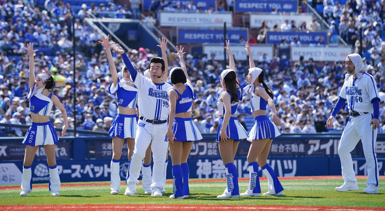 DeNA対中日　試合前セレモニアルピッチにディアーナと恒例の芸を披露するダチョウ俱楽部の寺門ジモン（中央）と肥後克広（右）（撮影・垰建太）