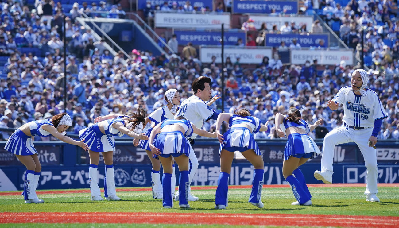 DeNA対中日　試合前セレモニアルピッチにディアーナと恒例の芸を披露するダチョウ俱楽部の寺門ジモン（中央）と肥後克広（右）（撮影・垰建太）