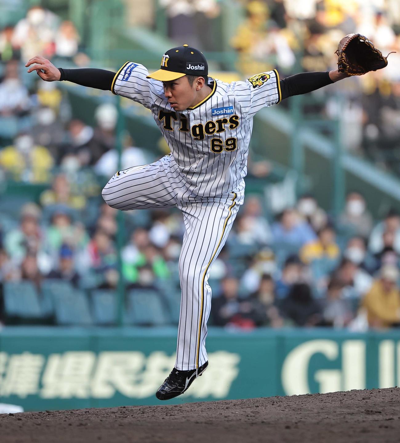 阪神対ヤクルト　10回表を打者3人で仕留めた石井（撮影・上田博志）