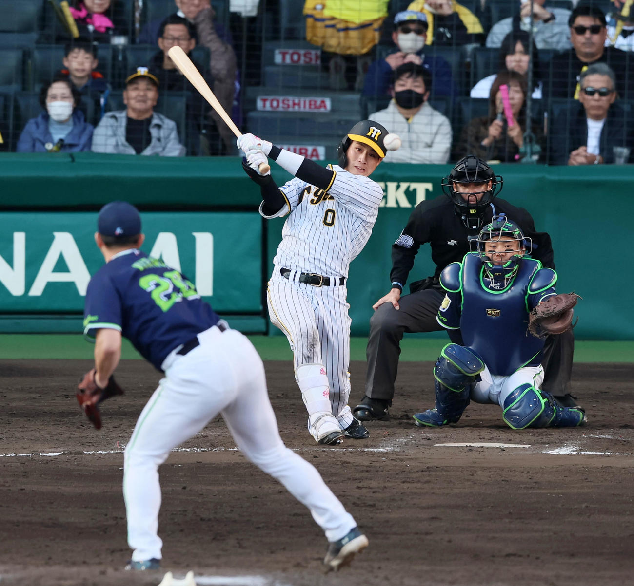 阪神対ヤクルト　9回裏阪神無死、木浪は中前打を放つ。投手は木沢（撮影・加藤哉）