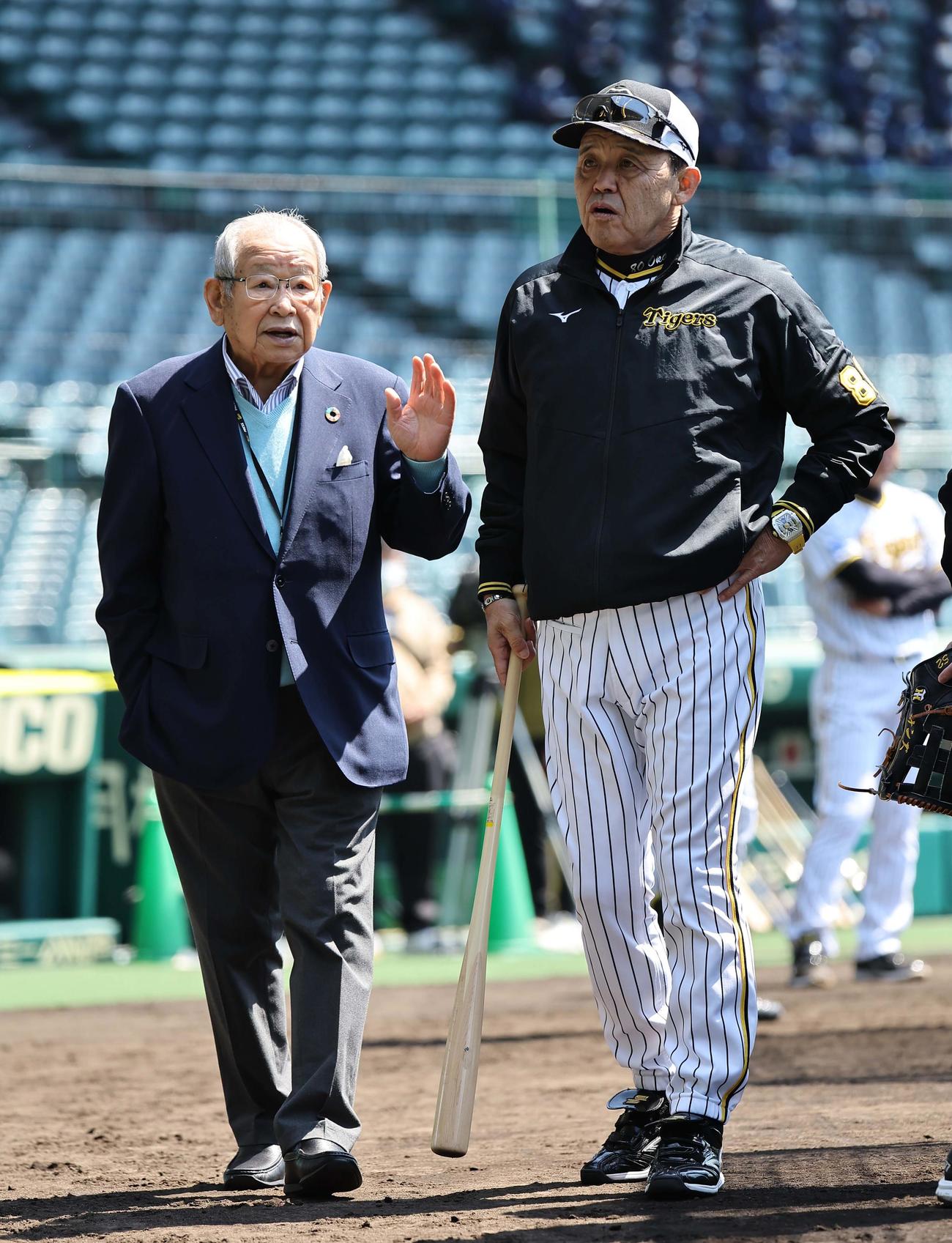 阪神対ヤクルト　吉田義男氏（左）は岡田監督と話し合う（撮影・上田博志）