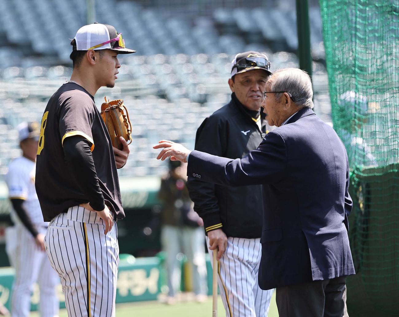阪神対ヤクルト　吉田義男氏（右）は佐藤輝（左）と話をする。中央は岡田監督（撮影・上田博志）