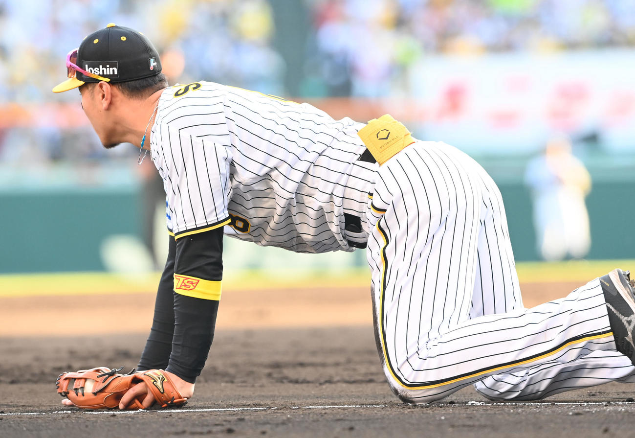 阪神対ヤクルト　9回表ヤクルト無死、ホセ・オスナの三直を好捕した佐藤輝（撮影・前岡正明）