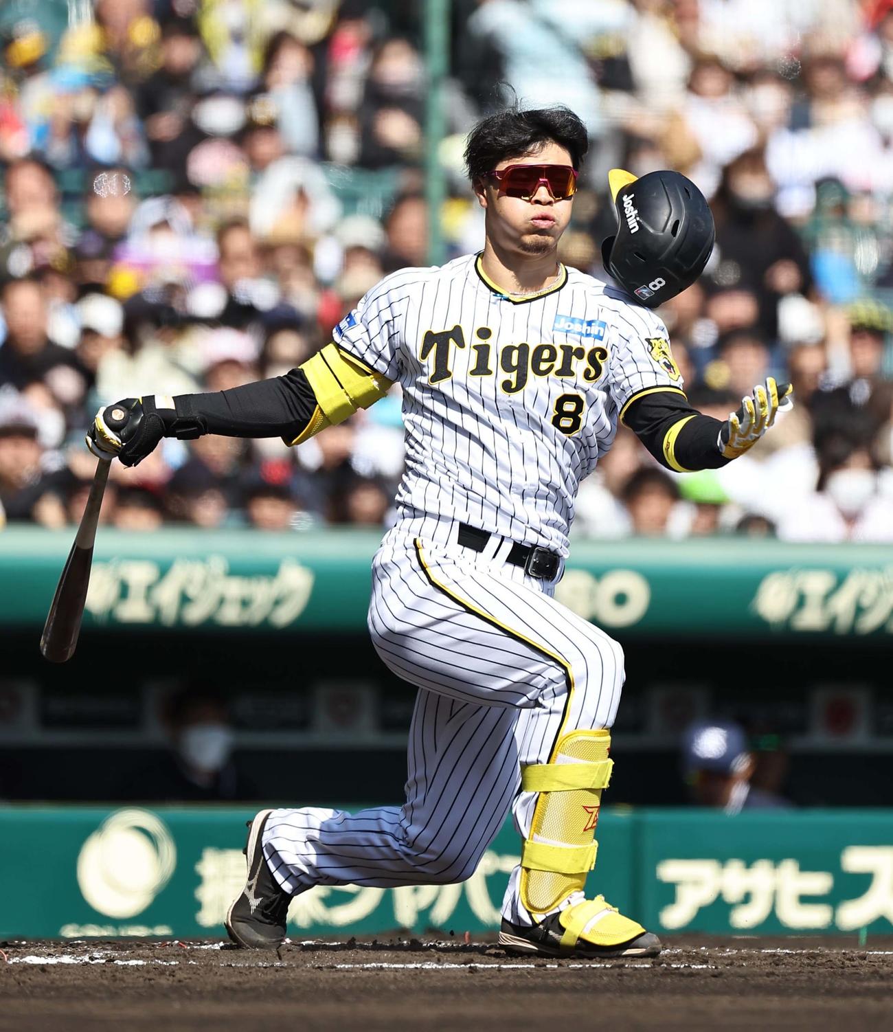 阪神対ヤクルト　1回裏阪神1死満塁、佐藤輝はヘルメット飛ばして空振りする（撮影・上田博志）