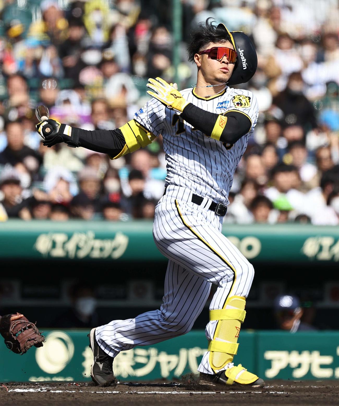 阪神対ヤクルト　1回裏阪神1死満塁、佐藤輝はヘルメット飛ばして空振りする（撮影・上田博志）