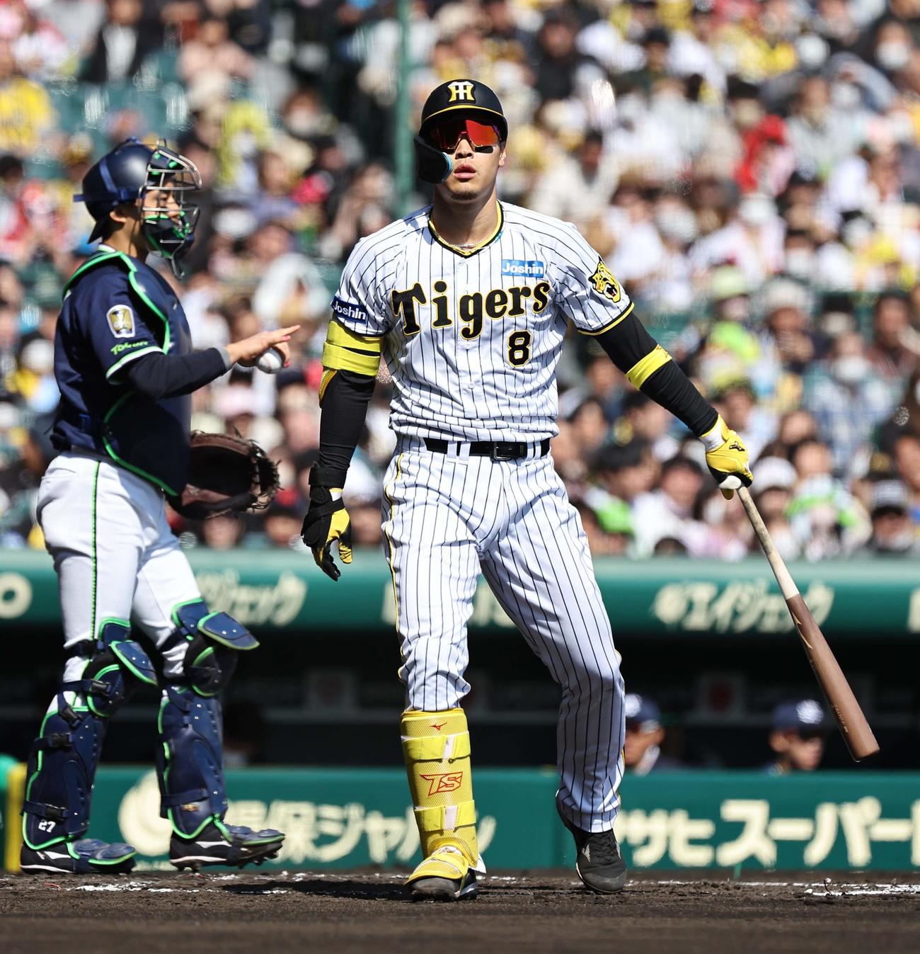 阪神対ヤクルト　1回裏阪神1死満塁、佐藤輝は三振に倒れる（撮影・上田博志）