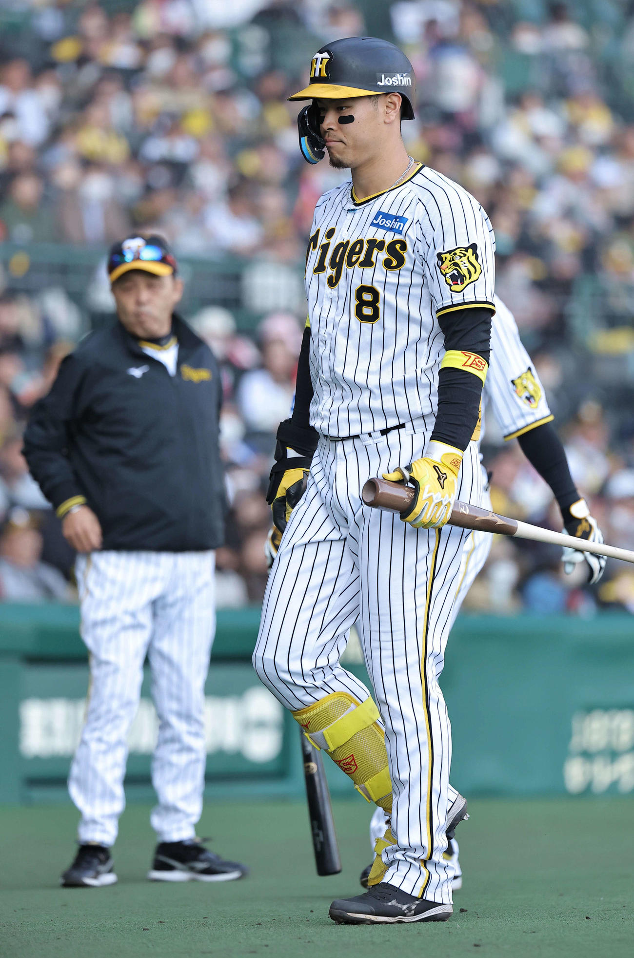 8回裏阪神無死二塁、佐藤輝は三振に倒れてベンチに戻る。左は岡田監督（撮影・上田博志）