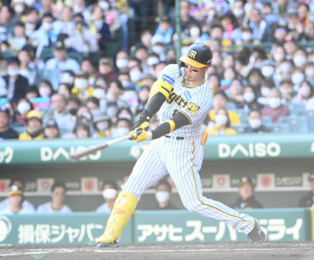 阪神対ヤクルト　8回裏阪神無死二塁、佐藤輝は空振り三振に倒れる（撮影・前岡正明）