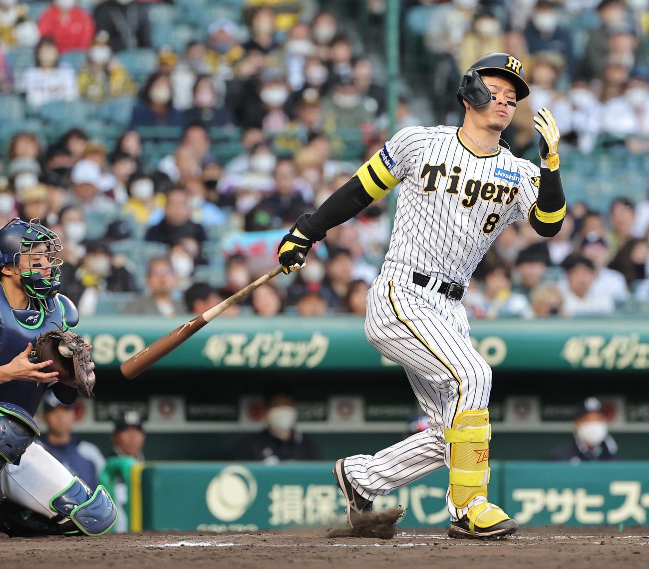 阪神対ヤクルト　10回裏阪神1死、佐藤輝は空振り三振に倒れる（撮影・上田博志）