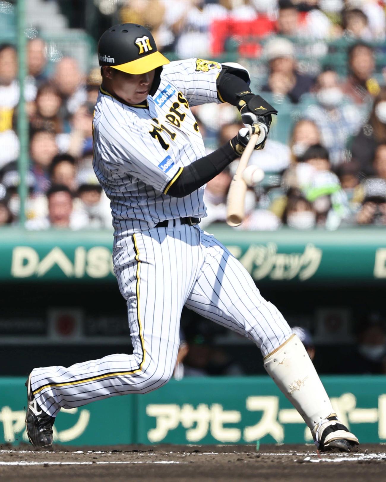 阪神対ヤクルト　1回裏阪神1死一、二塁、大山は中前打を放つ（撮影・上田博志）