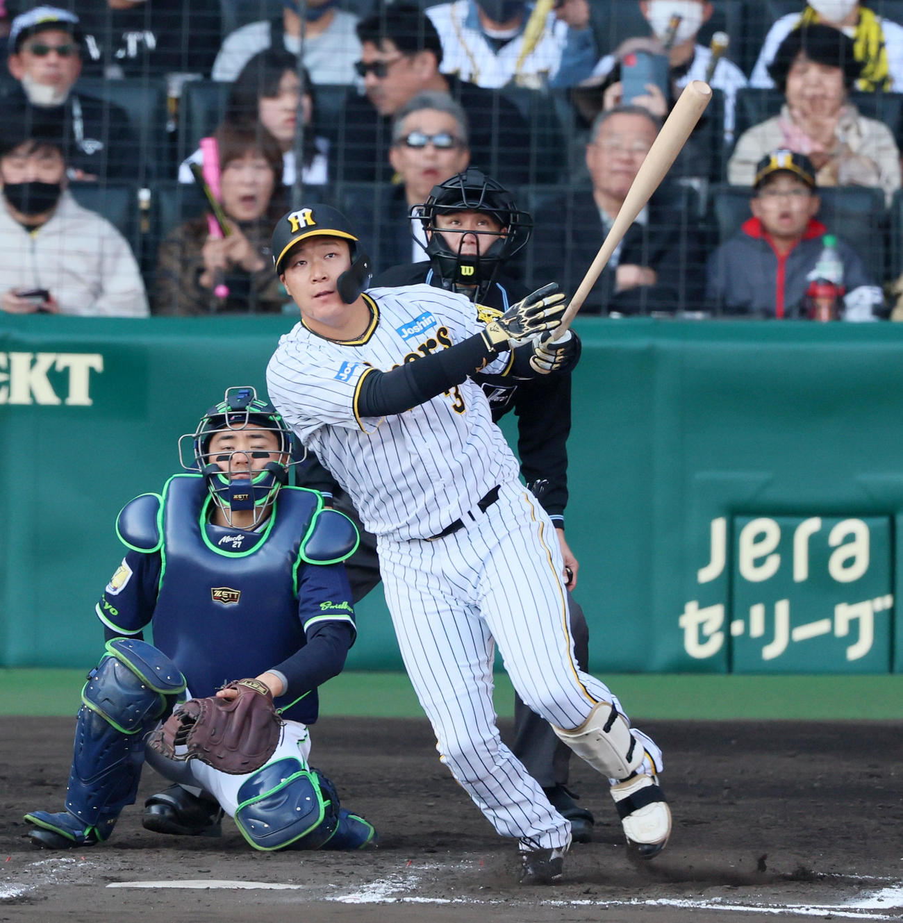 阪神対ヤクルト　8回裏阪神無死、大山は中越え二塁打を放つ（撮影・加藤哉）