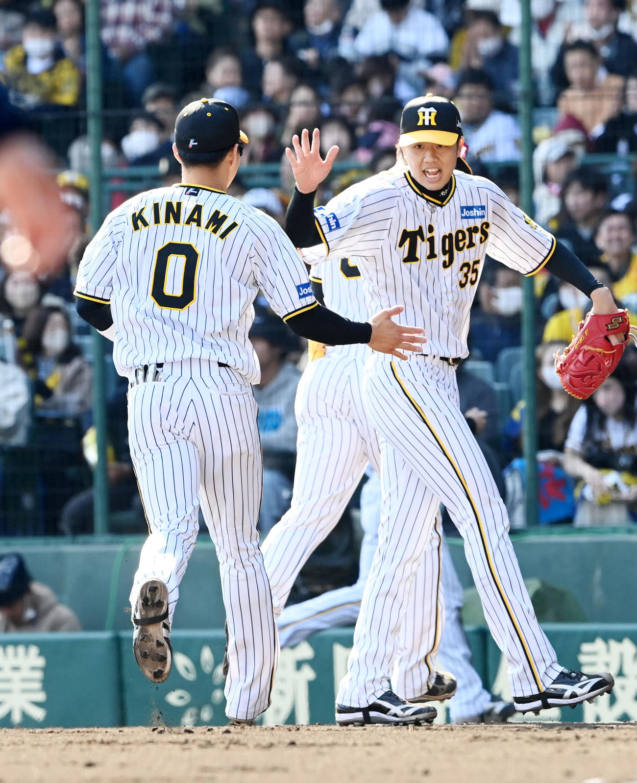 阪神対ヤクルト　5回、ピンチを切り抜けた才木（右）は木浪と力強くタッチする（撮影・前岡正明）