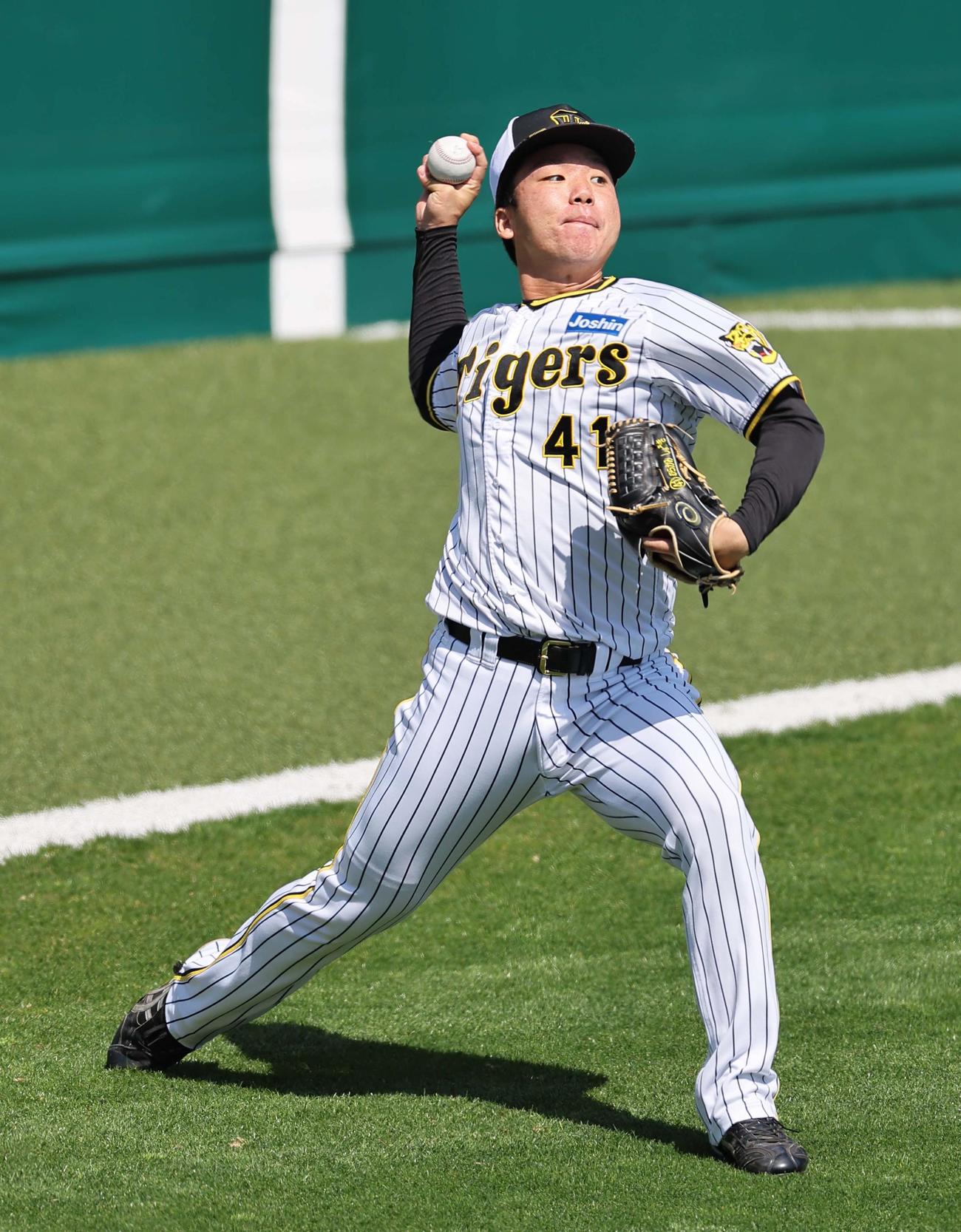 キャッチボールをして汗を流す村上（撮影・上田博志）