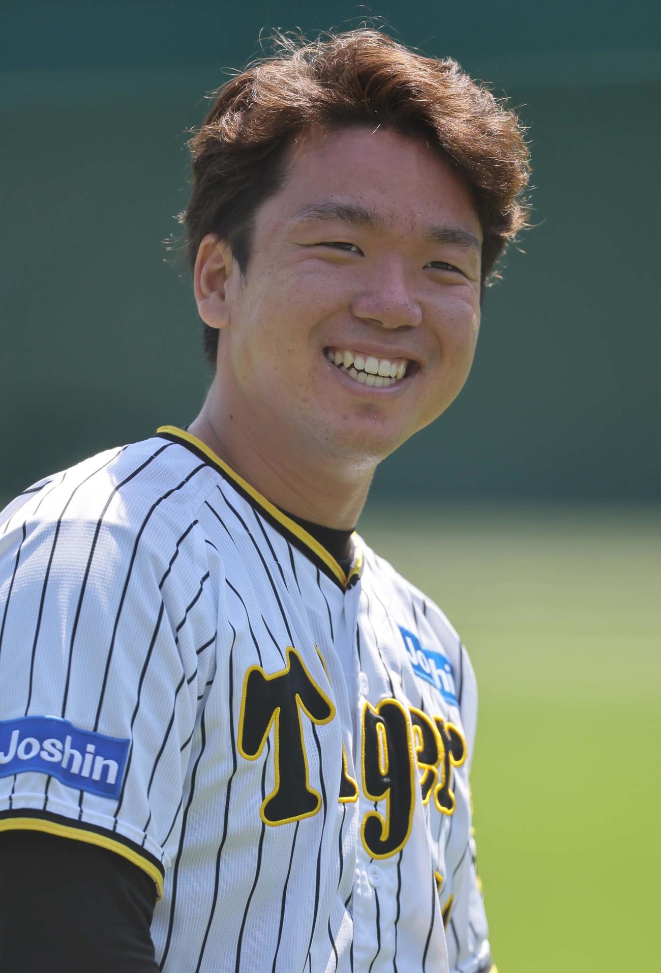 笑顔を見せながら練習に励む村上（撮影・上田博志）