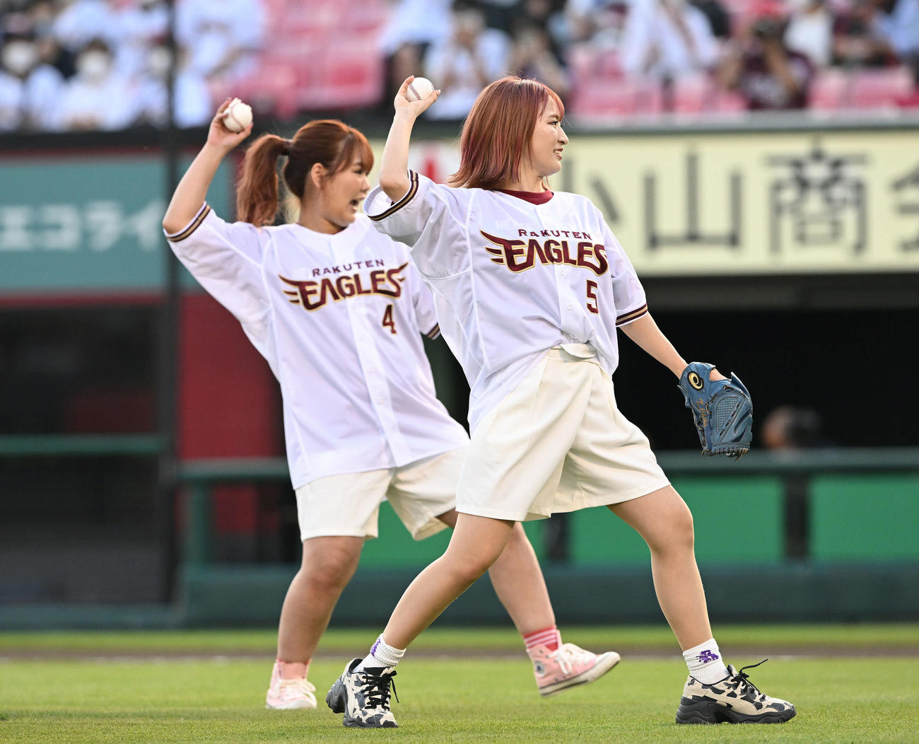 セレモニアルピッチングする平成フラミンゴのNICO（手前）とRIHO（2022年7月8日撮影）