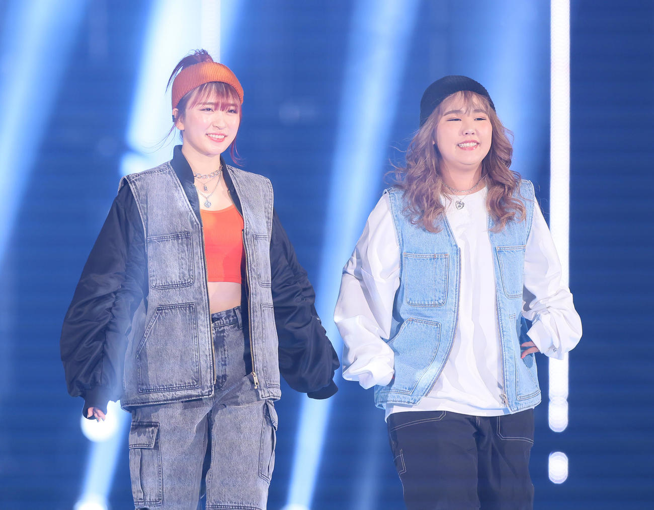 ランウエーを歩く平成フラミンゴのNICO（左）とRIHO（2023年3月撮影）