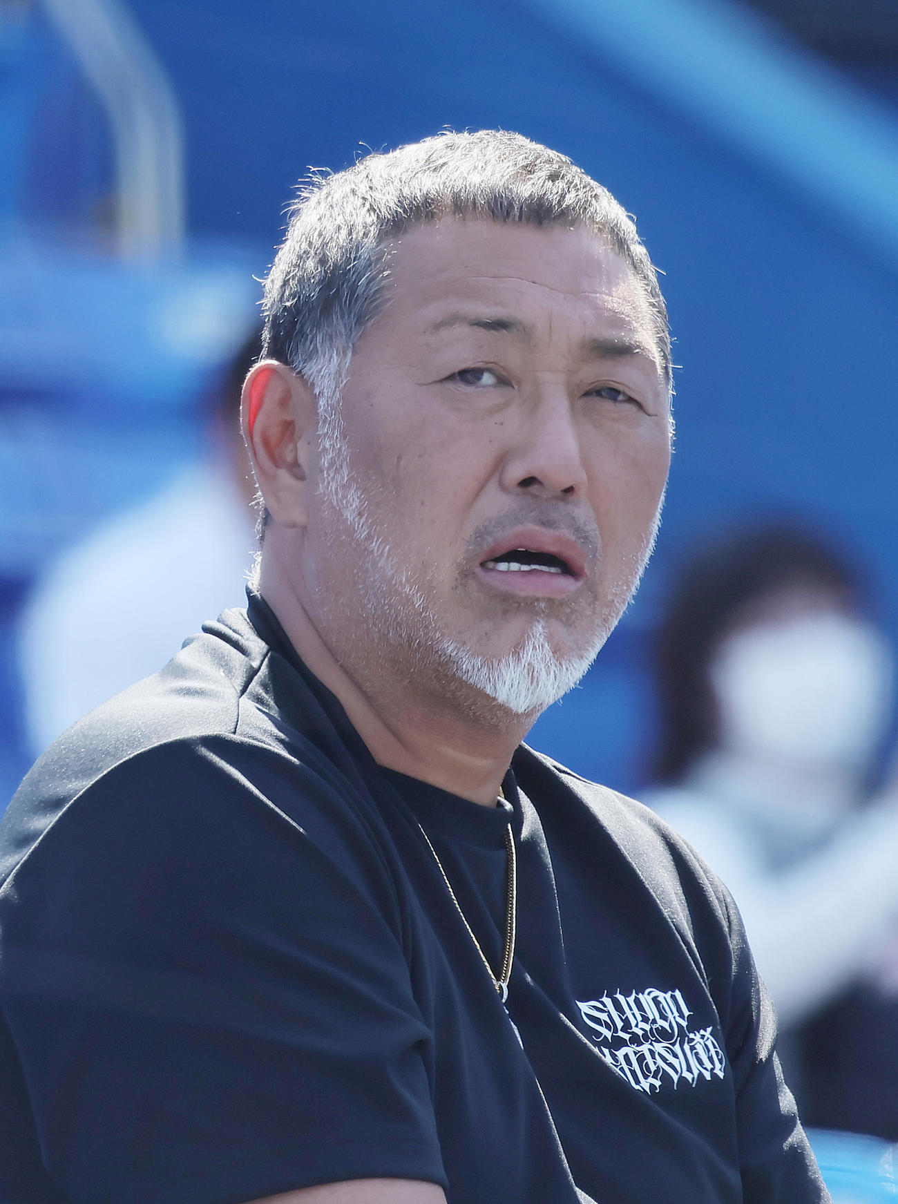 試合前、グラウンドを見つめる清原氏（撮影・足立雅史）