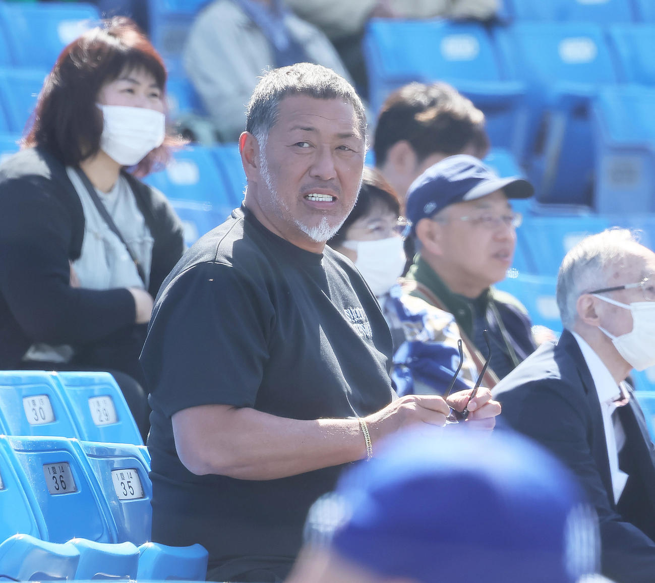 法大対慶大　スタンドから試合を見つめる清原氏（撮影・足立雅史）