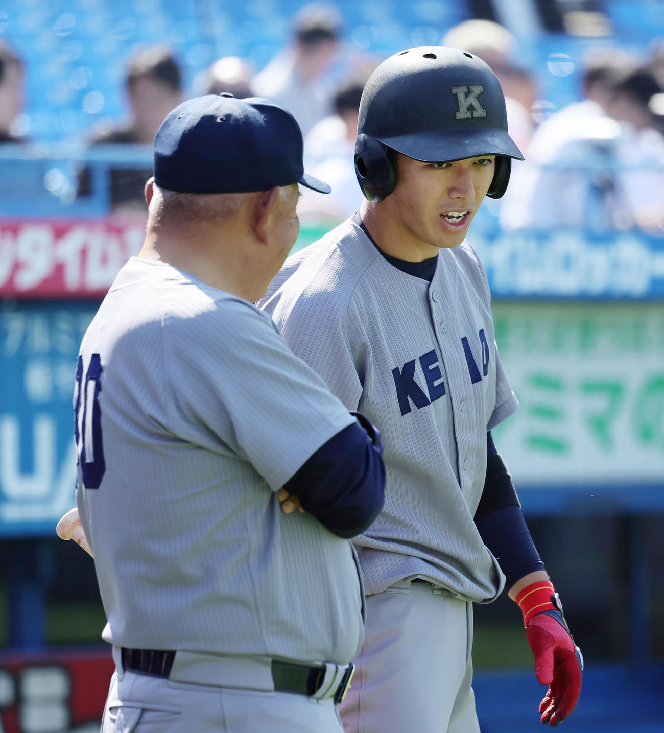 法大対慶大　4回、打席前の慶大・清原（右）は堀井監督から声をかけられる（撮影・足立雅史）