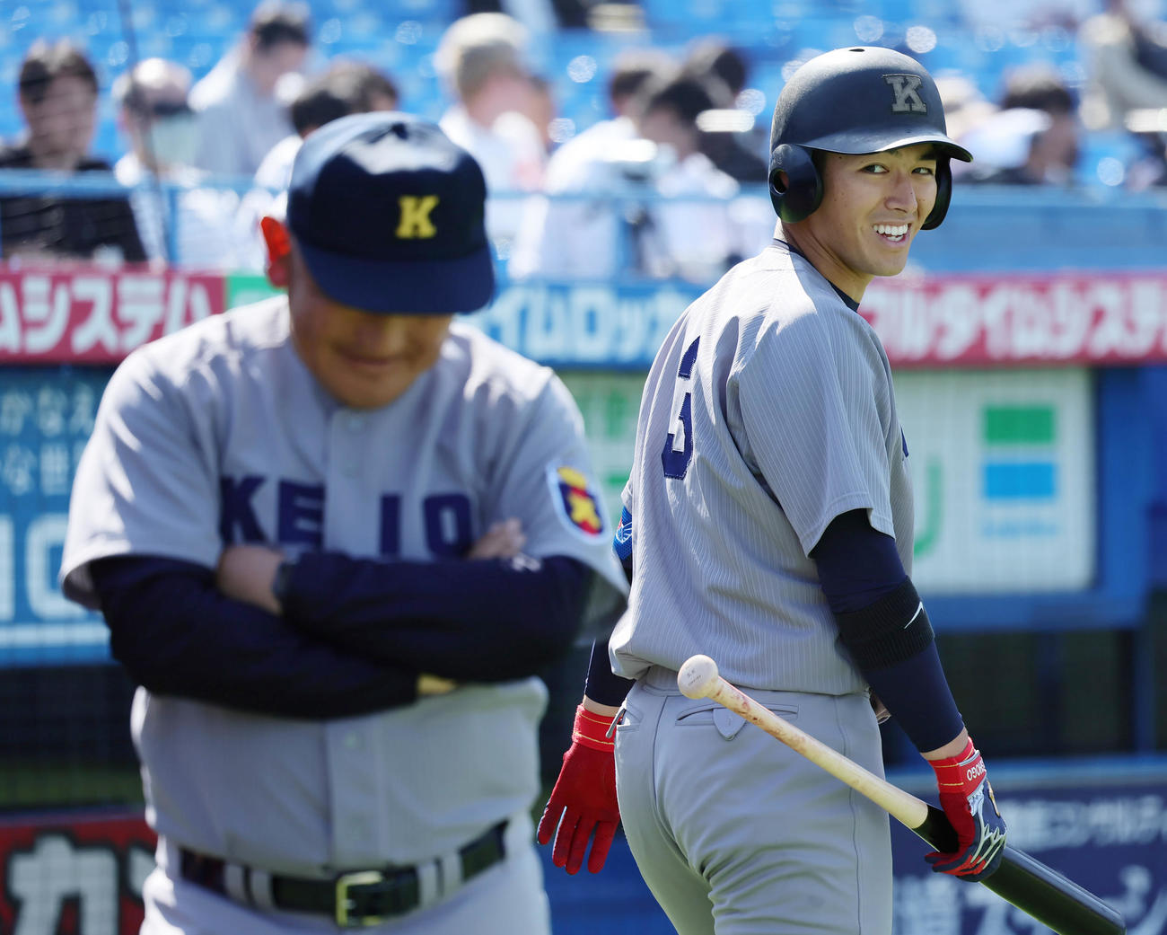 法大対慶大　4回、打席前の慶大・清原（右）は堀井監督から声をかけられ笑顔を見せる（撮影・足立雅史）