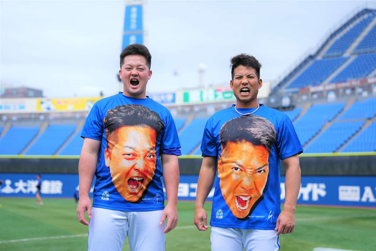 「交流戦SERIES」Tシャツを着用するDeNA牧、桑原（球団提供）