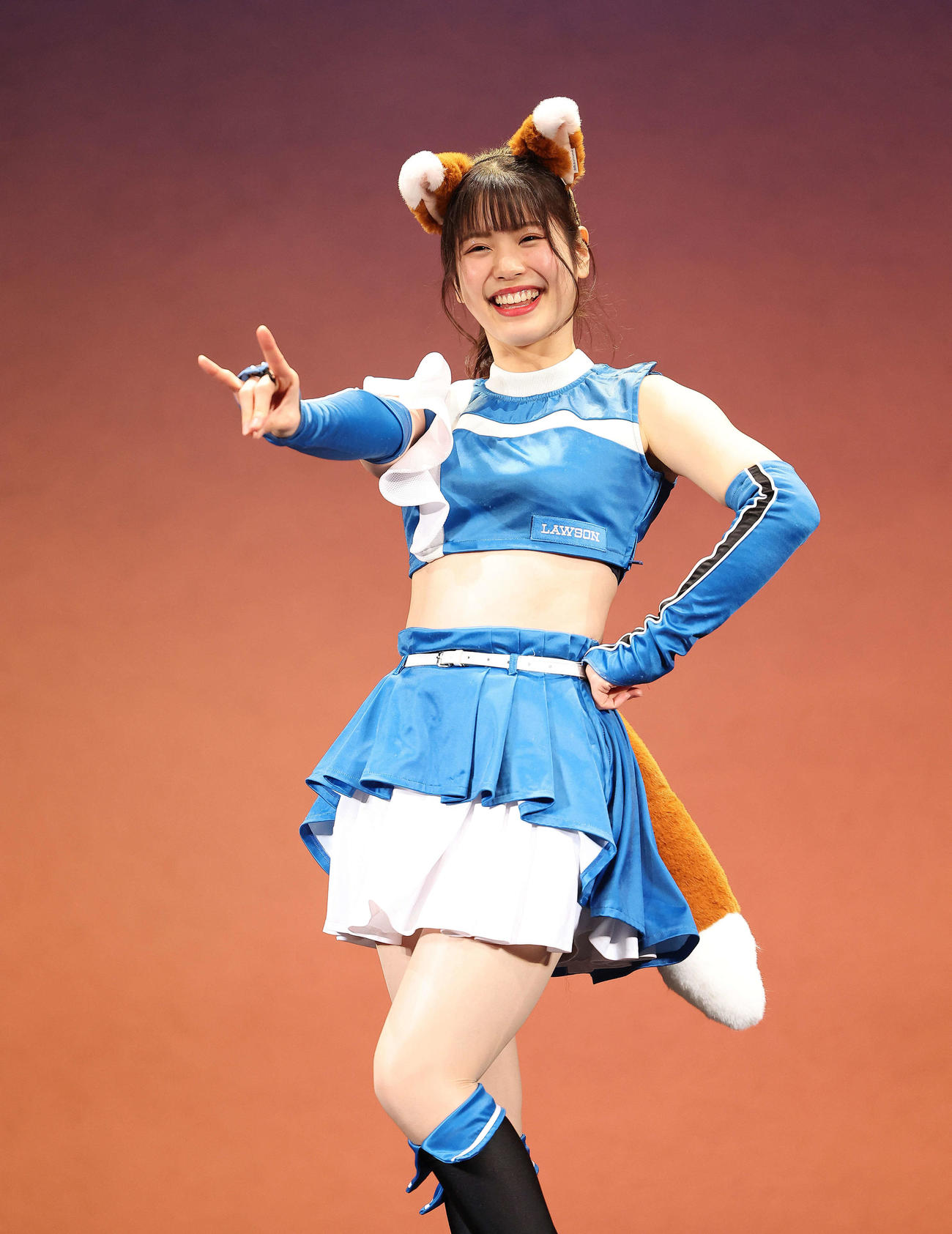 きつねダンスを披露するファイターズガールの滝谷美夢さん（2022年12月23日撮影）
