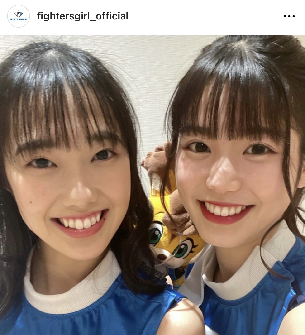 西崎光さんと滝谷美夢さんのツーショット。間にはひょっこりマスコットのポリーの姿も（ファイターズガール公式インスタグラムから）