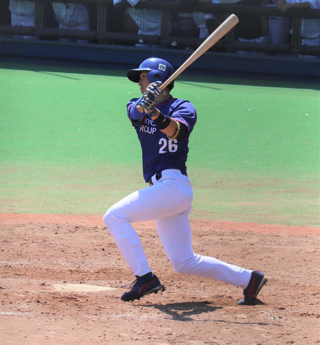 SUBARU対東京ガス　8回裏東京ガス無死三塁　左超え適時二塁打を放つ小野田（撮影・星夏穂）