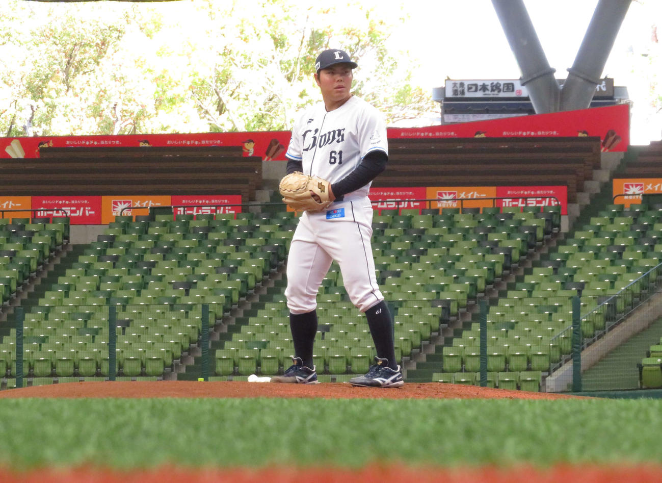 マウンドで投球練習を行う西武平良（撮影・金子真仁）
