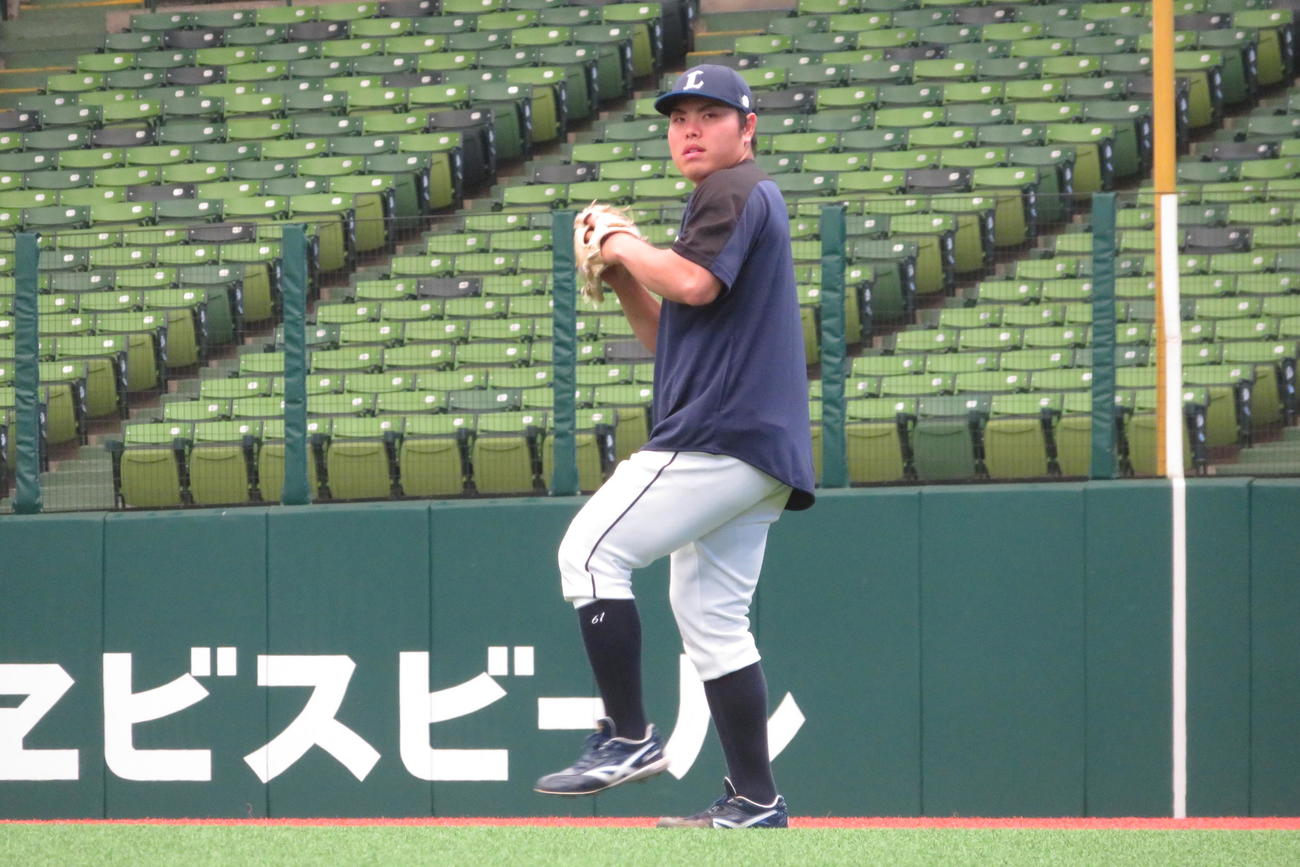 キャッチボールする西武平良（撮影・金子真仁）