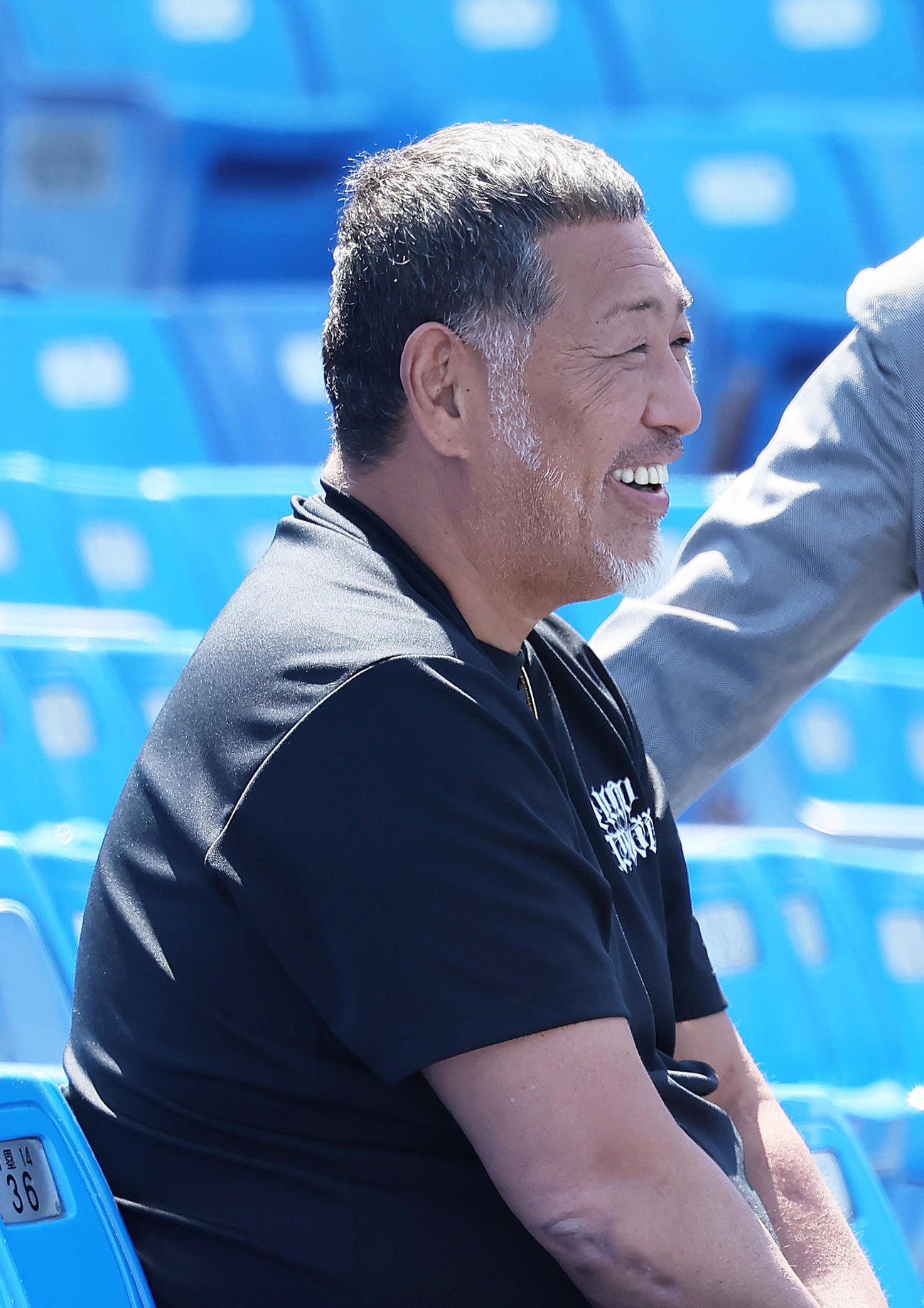 試合前、スタンドで笑顔を見せる清原氏（撮影・足立雅史）