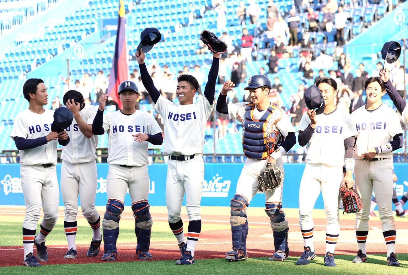 法大対慶大　勝利しバンザイで喜ぶ法大・篠木（撮影・足立雅史）