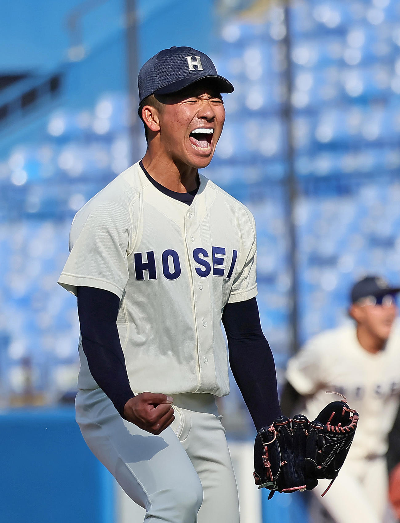 法大対慶大　最後を締め勝利のガッツポーズをする法大・篠木（撮影・足立雅史）