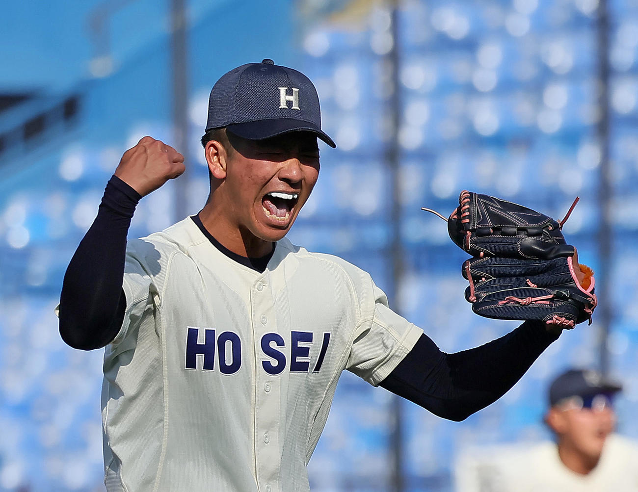 法大対慶大　最後を締め勝利のガッツポーズをする法大・篠木（撮影・足立雅史）