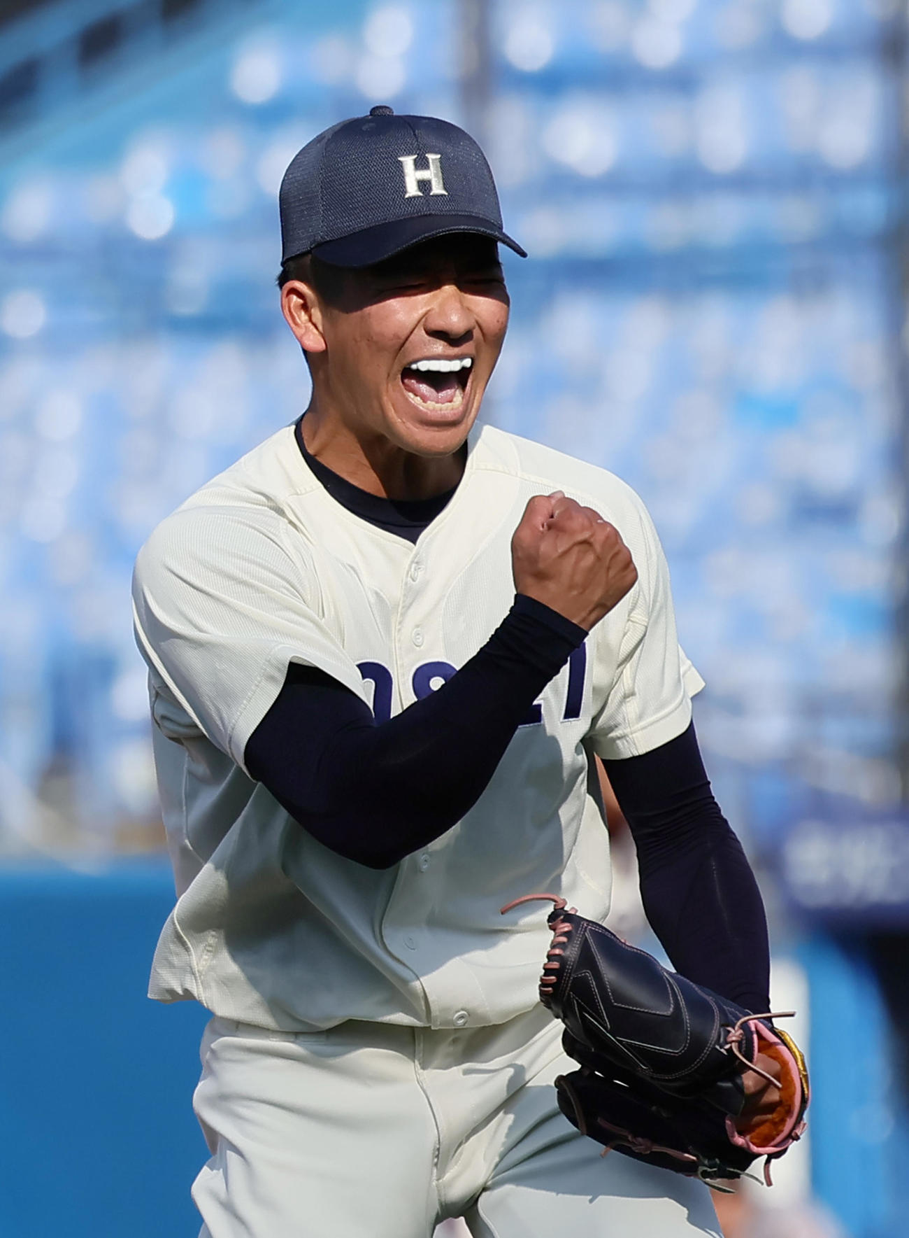 法大対慶大　最後を締め勝利のガッツポーズをする法大・篠木（撮影・足立雅史）
