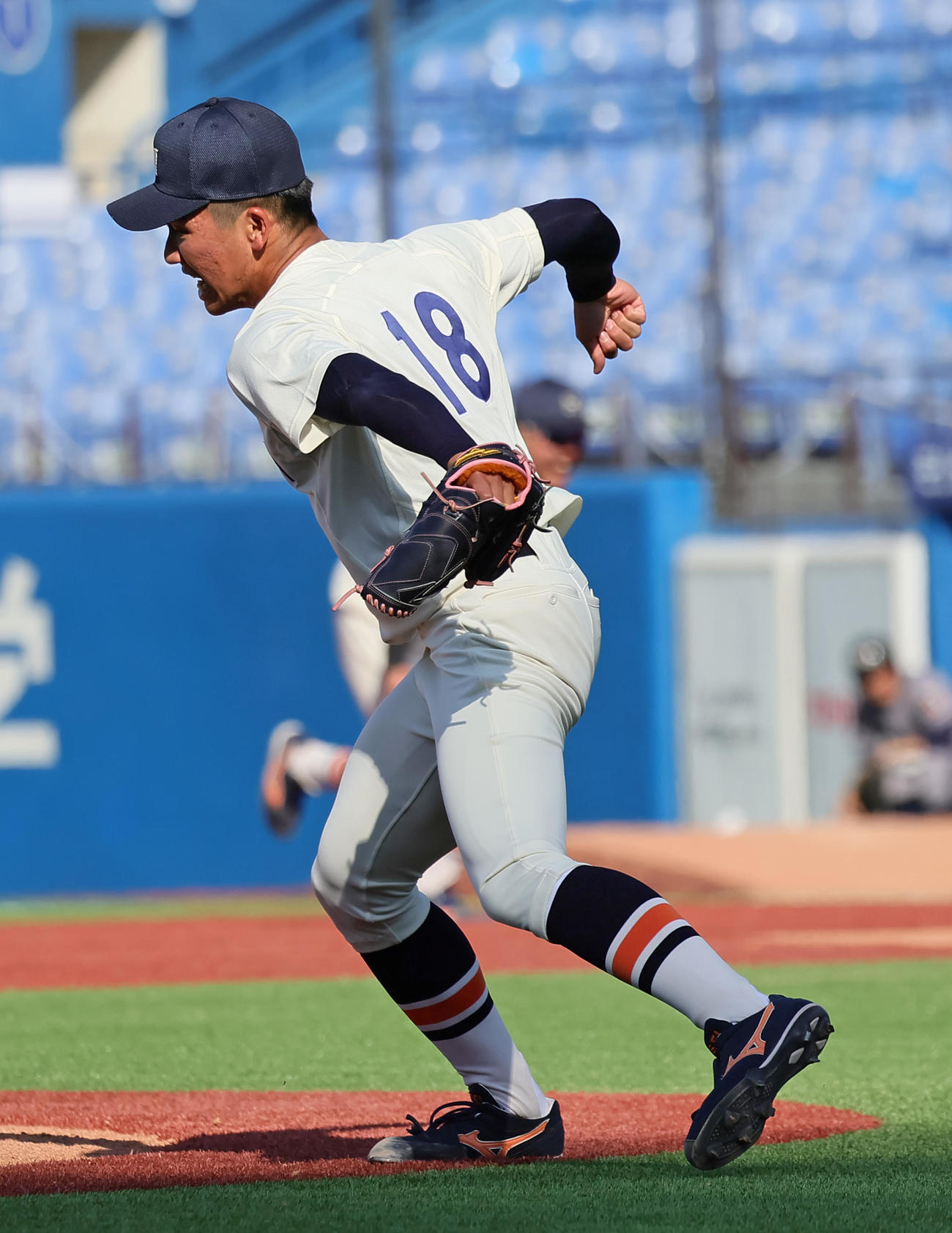 法大対慶大　5回から登板した法大・篠木（撮影・足立雅史）