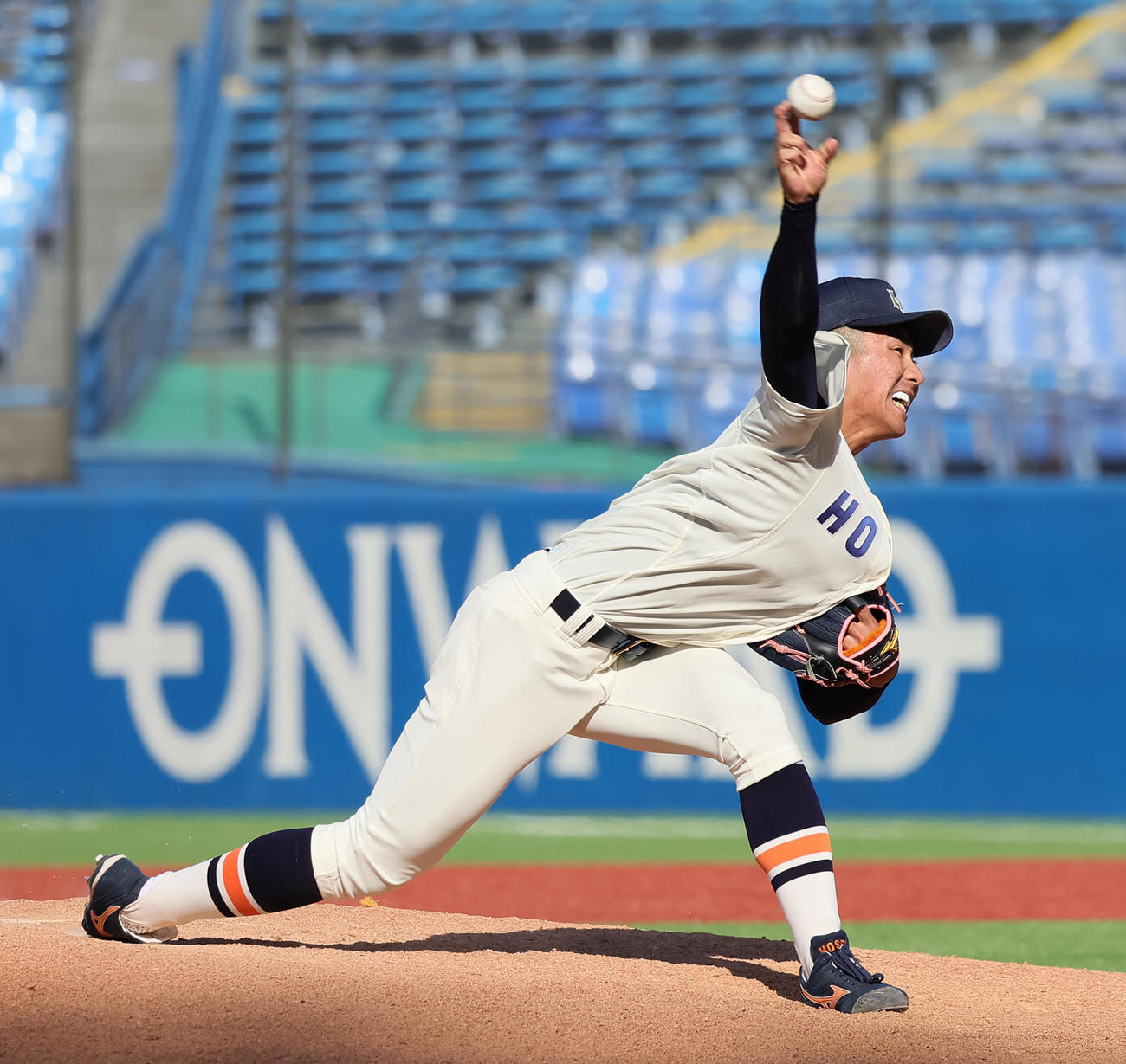 法大対慶大　5回から登板した法大・篠木（撮影・足立雅史）