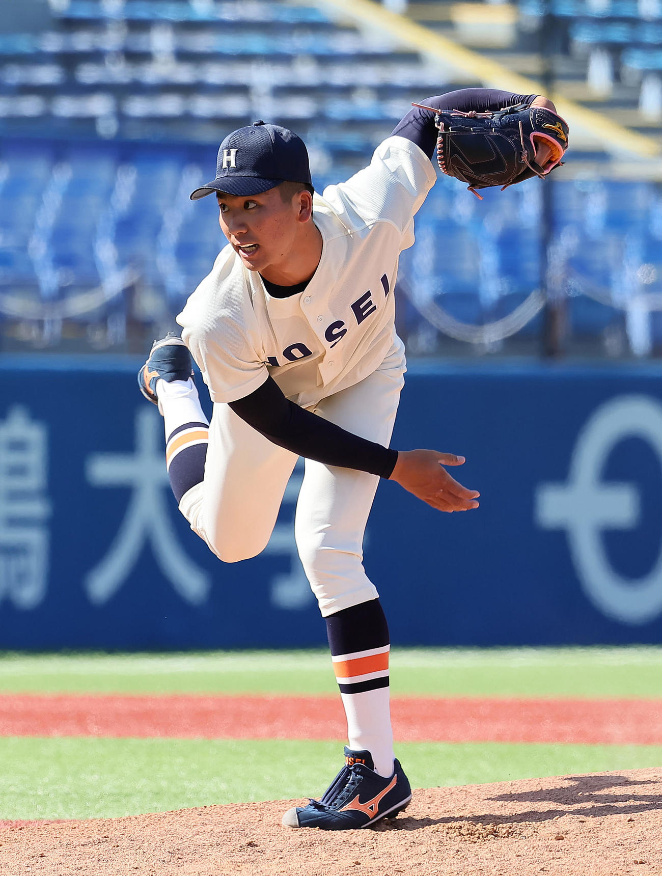 法大対慶大　5回から登板した法大・篠木（撮影・足立雅史）