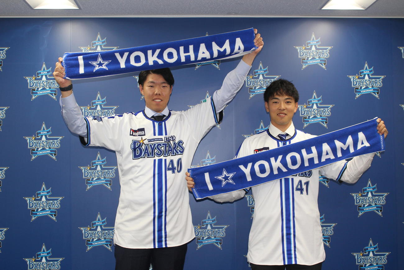 支配下選手契約を結んだDeNA松本（左）と桜井（撮影・久保賢吾）
