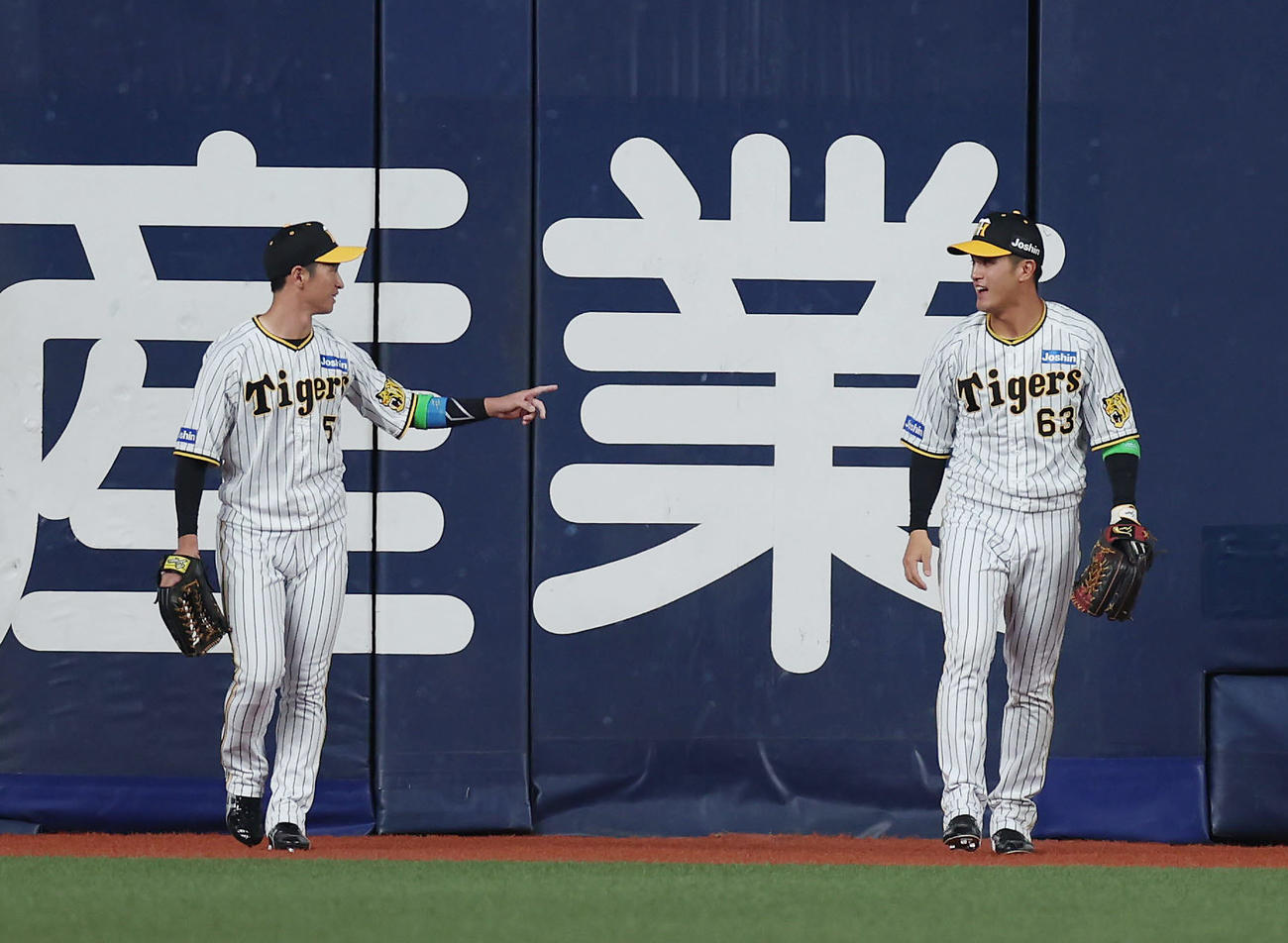 3月31日、7回表DeNA1死、関根大気の右飛を好捕した板山。左は声をかける近本