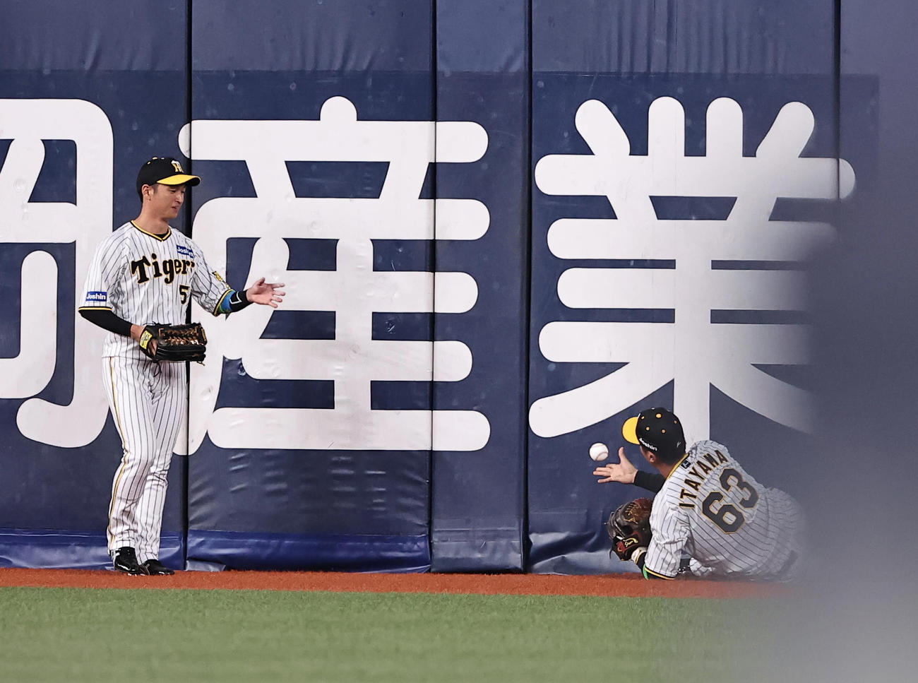 3月31日、阪神対DeNA 7回表DeNA1死、関根大気の右飛を好捕した板山。左は近本