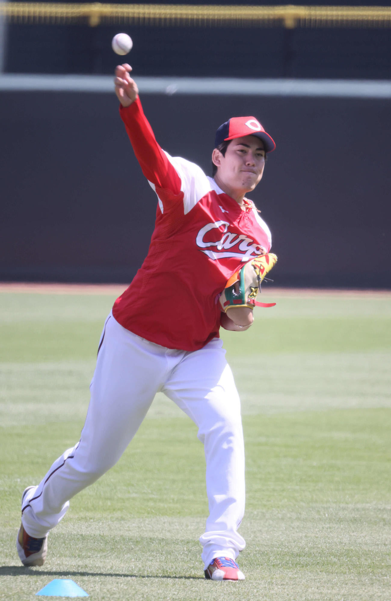 広島投手指名練習　キャッチボールをする九里（撮影・加藤孝規）