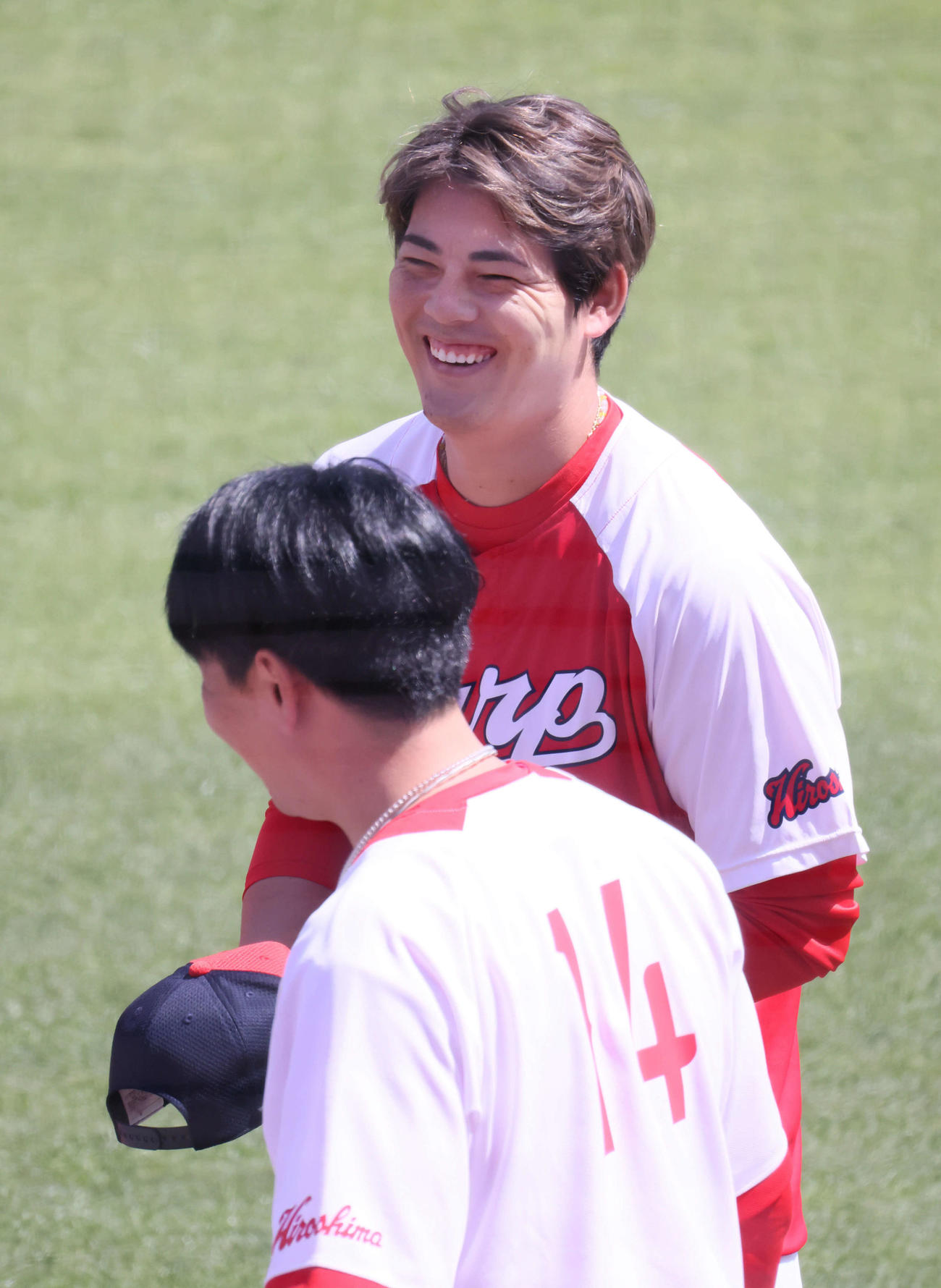 広島投手指名練習　笑顔をみせる九里。手前は大瀬良（撮影・加藤孝規）