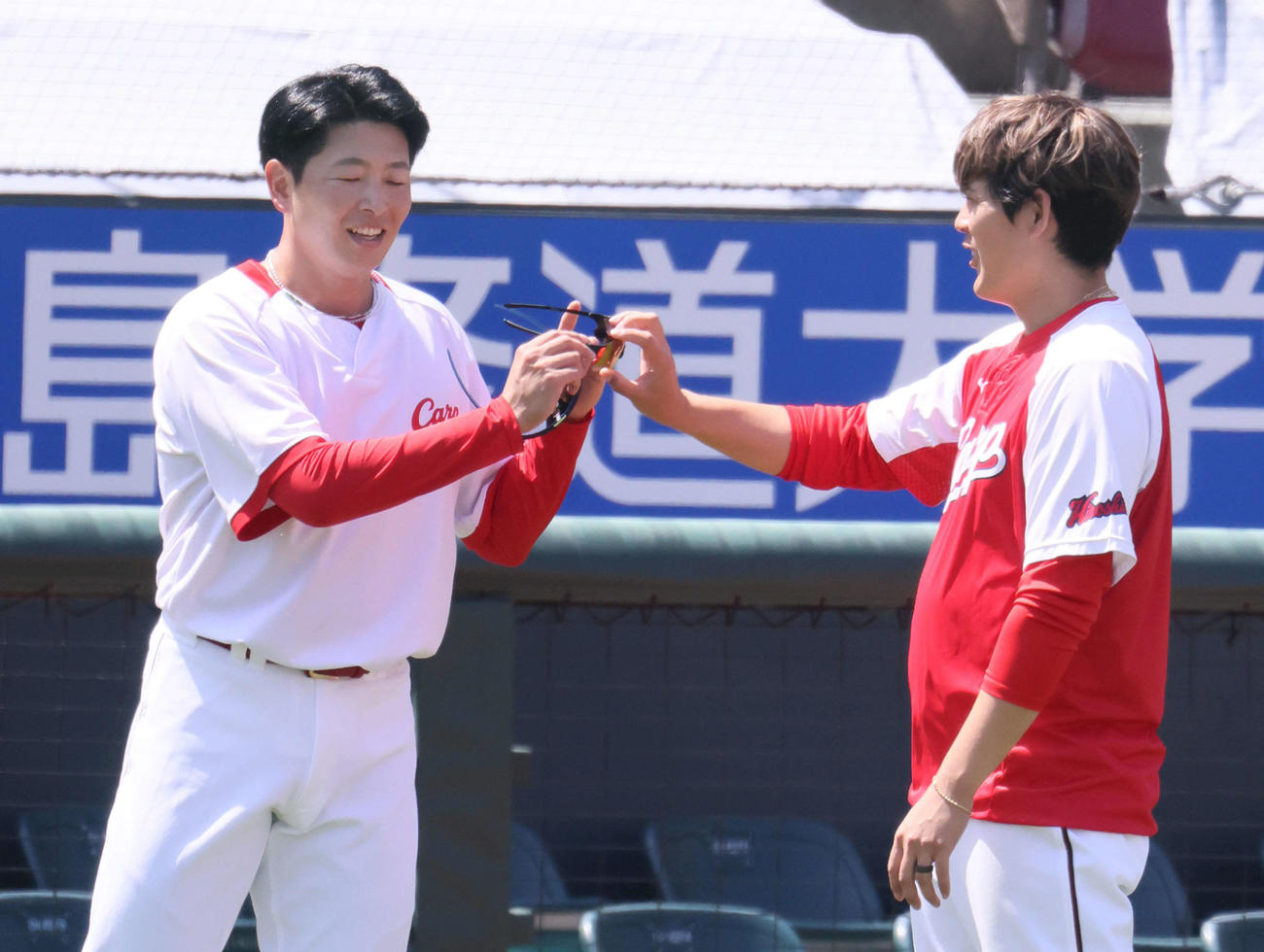 広島投手指名練習　大瀬良（左）と九里（撮影・加藤孝規）