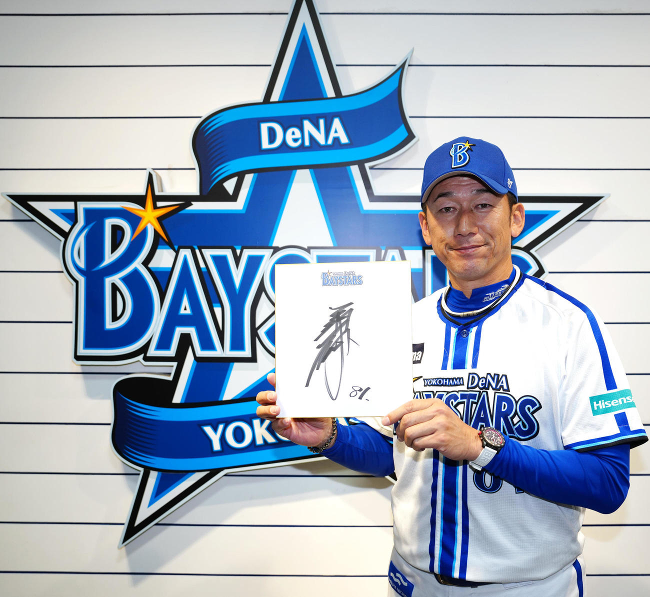 サイン入り色紙を手にするDeNA三浦監督（撮影・江口和貴）